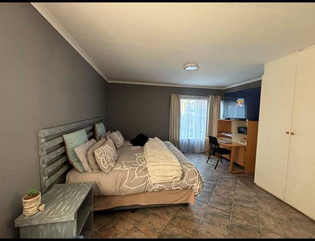 6 BEDROOM HOUSE FOR SALE IN STRUISBULT